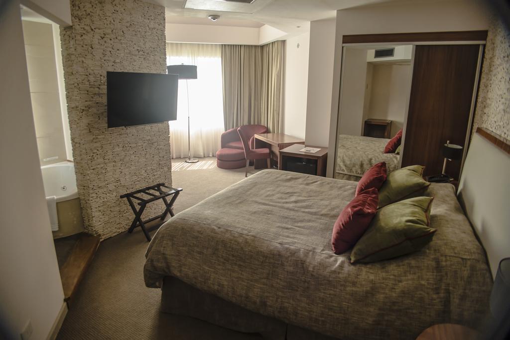 Antu Malal Hotel Plaza Huincul Extérieur photo